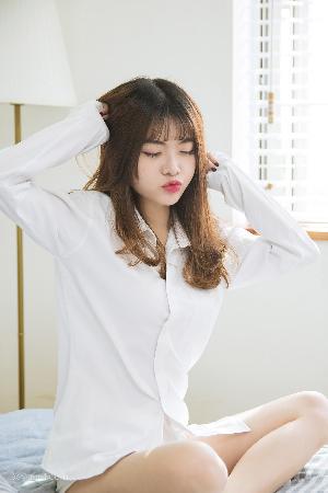 皇帝在御花园进入贵妃的小说